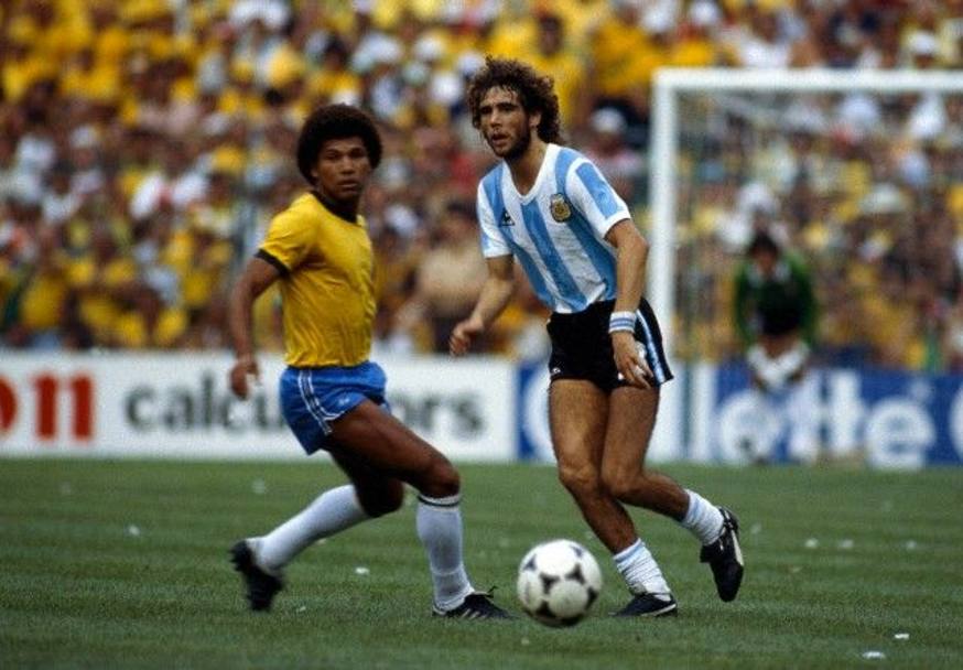 Ecco Alberto Tarantini. Il suo look   inconfondibile: capelli afro e denti sporgenti (per questo soprannominato Conejo,  Il coniglio), ma in campo si fa apprezzare per le sue doti da difensore arcigno. Non miolla mai. Campione del mondo nel 1978, per lui 61 presenze e un gol 